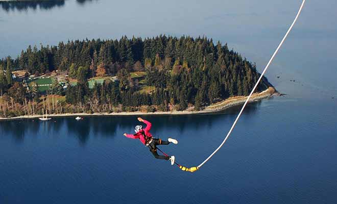Le Néo-Zélandais Alan-John Hackett est souvent considéré comme l'inventeur du saut à l'élastique.