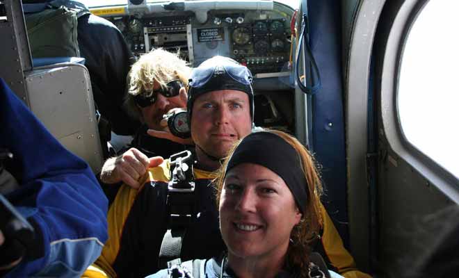 Vous n'avez aucune raison d'avoir peur, car lors d'un saut en tandem vous ne serez pas en charge des manoeuvres délicates comme l'ouverture du parachute et l'atterrissage.