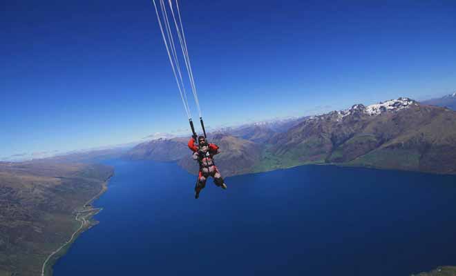 Il n'existe pas beaucoup d'activités qui puissent rivaliser avec le saut en parachute. Les sensations ressenties sont uniques et les souvenirs sont impérissables.