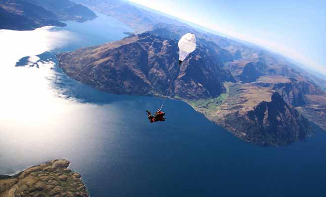Si votre budget le permet, réalisez votre saut de la plus haute altitude possible afin de maximiser la durée de la séquence en chute libre. Quitte à sauter en parachute, autant dépenser 50 $ de plus pour en profiter vraiment.