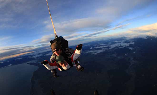 Les compagnies de saut en parachute se sont multipliées ces dernières années et il est désormais possible de sauter un peu partout en Nouvelle-Zélande.