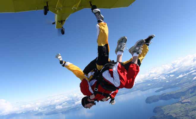 Il faut du courage pour s'inscrire, mais finalement très peu pour sauter, car vous sauterez en tandem avec un moniteur qui prendra en charge toutes les opérations stressantes pour un débutant (ouverture du parachute et atterrissage).