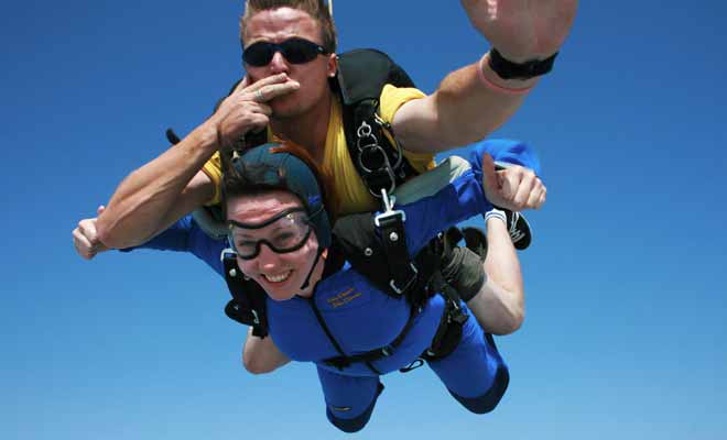 Les baptêmes de saut en parachute se déroulent toujours en tandem. Vous sauterez en étant attaché à un moniteur qui prendra en charge toute la manoeuvre (ouverture du parachute et atterrissage).