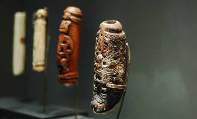 La plupart des grands musées comme le Te Papa de Wellington présentent des oeuvres d'art et des sculptures maories.