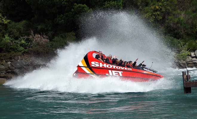 Le jet boat réalise des pointes de vitesse à 80 km/h sur l'eau et le vent puissant qui souffle sur les passagers ferait s'envoler les chapeaux. Les passagers peuvent en revanche garder leurs lunettes, mais elles risquent d'être mouillées.