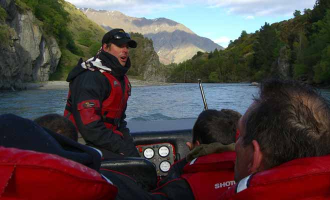 Si vous souhaitez ne pas être trempé durant votre sortie en jet boat, vous devriez vous asseoir au milieu et surtout pas à l'avant ou à l'arrière.