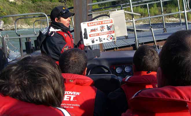 Avant chaque sortie en jet boat, le pilote explique les consignes de sécurité aux passagers. Des règles à respecter qui se résument à ne pas mettre les bras en dehors du jet boat et à rester assis en se tenant à la barre.