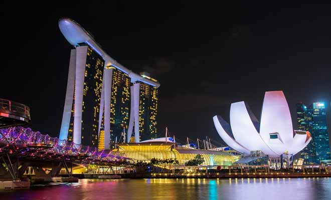 Marina Bay Sands est un grand complexe hôtelier qui comporte une piscine au sommet de ses trois tours. Avec les illuminations multicolores à la nuit tombée, la vue est spectaculaire.