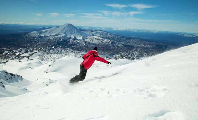 La beauté des pistes de ski attire non seulement les amateurs, mais aussi les skieurs professionnels qui viennent s'entraîner.