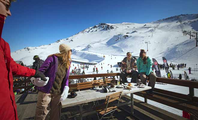 Les domaines skiables sont répartis sur les deux grandes îles de Nouvelle-Zélande, surtout au centre de l'Île du Nord ou dans la région de l'Otago de l'Île du Sud.