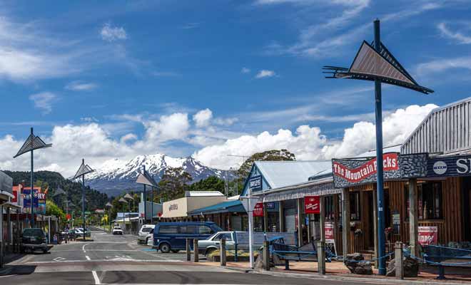 Pour venir skier au mont Ruapehu, il est préférable de se loger au village d'Ohakune où l'on trouve également de nombreuses boutiques de ski et des restaurants.