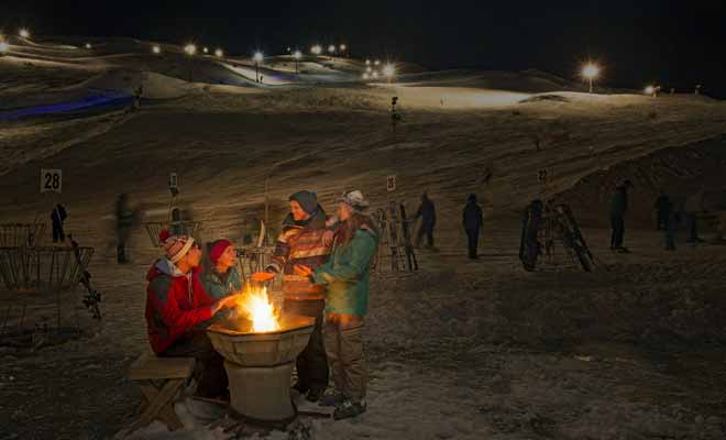 Durant la saison de ski, la station de Coronet Peak reste ouverte en soirée jusqu'à 21h grâce à l'éclairage des pistes, les vendredis et samedis soirs.