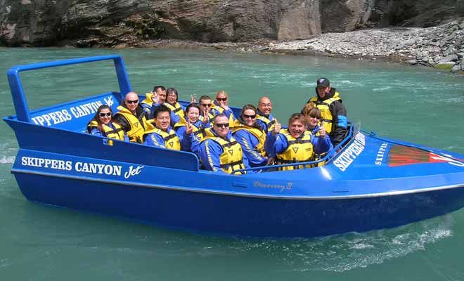 Pour rejoindre le point d'embarquement de Skipper Canyon Jet, vous devrez emprunter une navette qui longe un précipice. Vous aurez également l'opportunité de visiter un petit musée consacré à la ruée vers l'or.