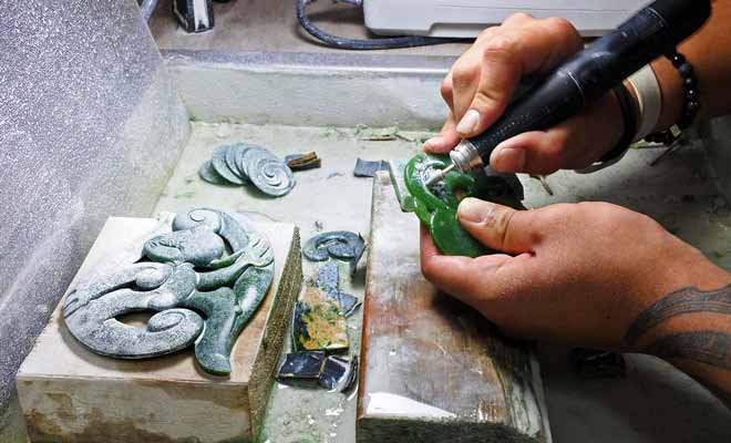 Les vrais bijoux en pounamu coûtent chers car ils sont difficiles à fabriquer, et il s'agit d'objets précieux.