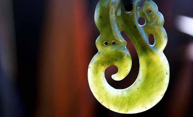 Les gisements de pounamu se trouvent dans les mines de l'Île du sud de la Nouvelle-Zélande, et leur exploitation est très contrôlée.