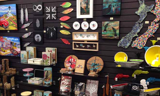 Les boutiques de cadeaux qui ne s'adressent pas qu'aux touristes proposent des souvenirs de meilleure qualité.