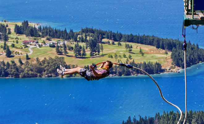 Il y a les activités gratuites qui se comptent par milliers et puis il y a les activités payantes, avec les visites guidées et les sports extrêmes comme le saut en parachute ou à l'élastique. C'est peut-être le seul vrai reproche que l'on pourrait faire à la Nouvelle-Zélande : les activités payantes coûtent assez cher, même si on en a pour son argent.