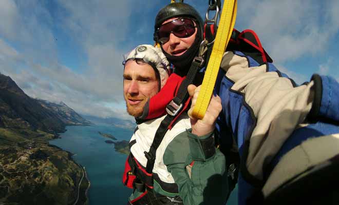 Beaucoup en parlent, mais peu de voyageurs osent le saut en parachute. Pourtant, ce ne sont pas les occasions qui manquent en Nouvelle-Zélande ou cette activité est très populaire.