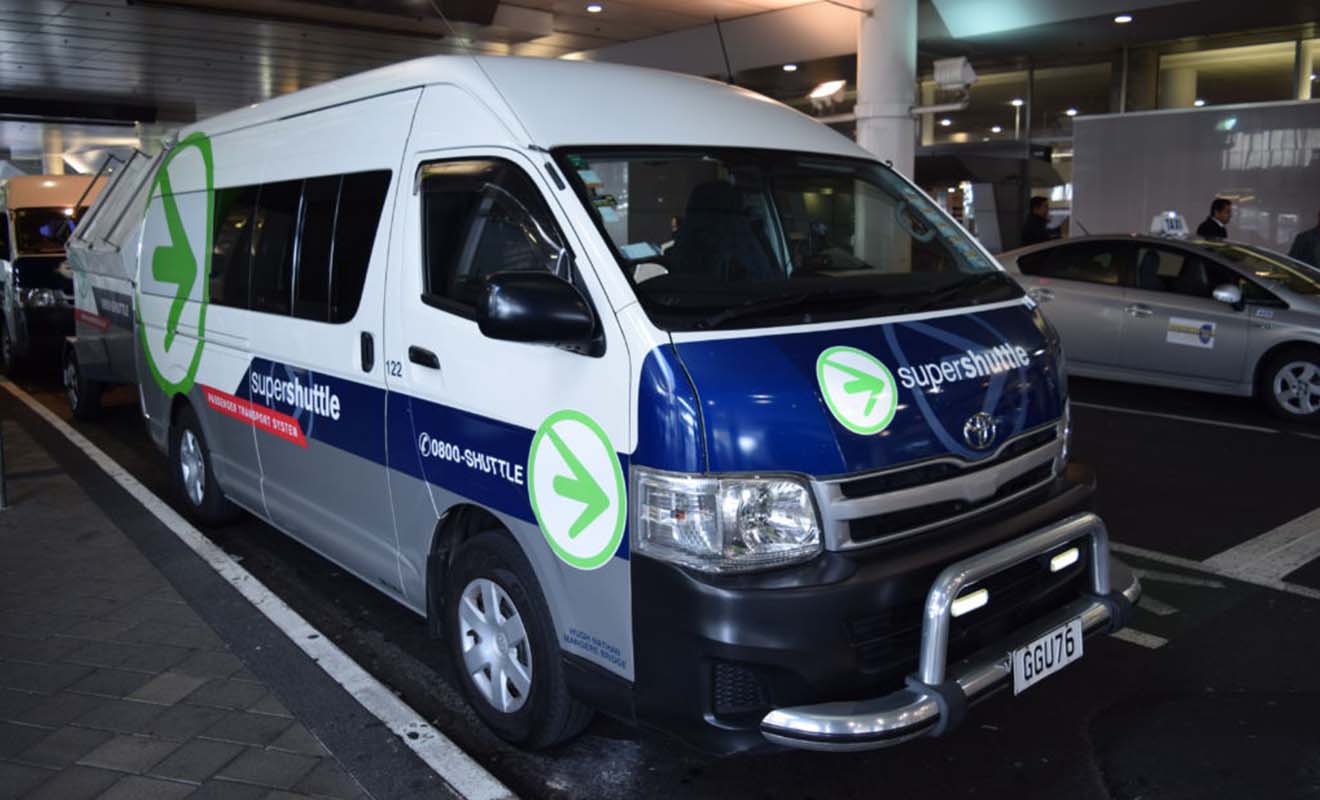 Le chauffeur du SuperShuttle connaît votre plan de vol, et il sera là même si l'avion a du retard.