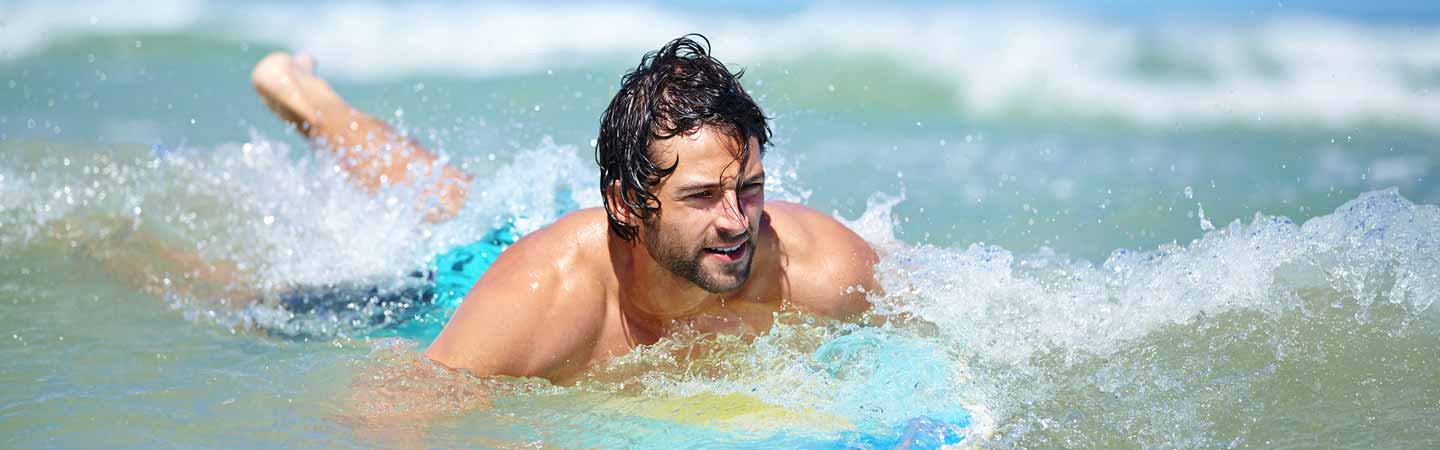 Jeunes qui prennent une leçon de surf.