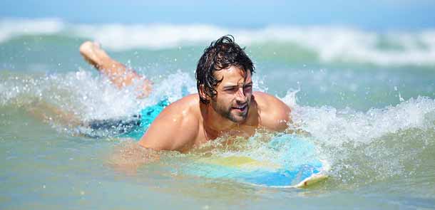 Jeunes qui prennent une leçon de surf.