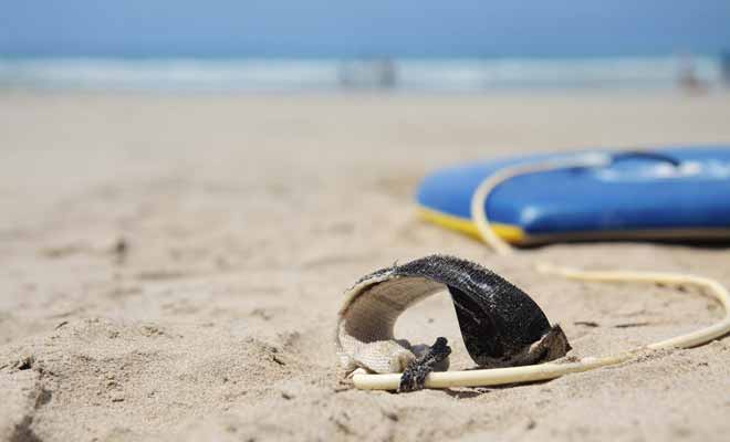 Il serait facile de voir sa planche de surf emportée par le courant s'il n'y avait le leash qui vous relie à elle en permanence.