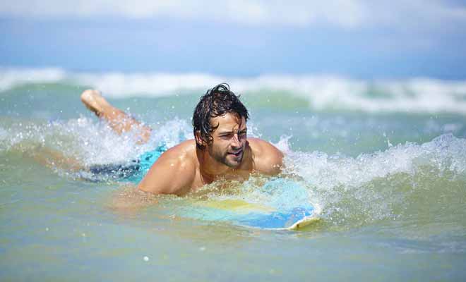 Vous auriez tort de ne pas essayer d'apprendre à surfer les vagues en Nouvelle-Zélande, car toutes les conditions requises pour ce sport sont réunies, à commencer par la présence de nombreuses écoles de surf.