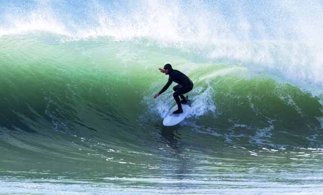 le surf Surfeur-dans-une-vague