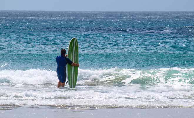Apprendre le surf tout seul est bien entendu possible à condition de pratiquer très régulièrement. Si vous souhaitez faire des progrès rapides, il vaut mieux s'inscrire à des leçons avec un véritable professeur.