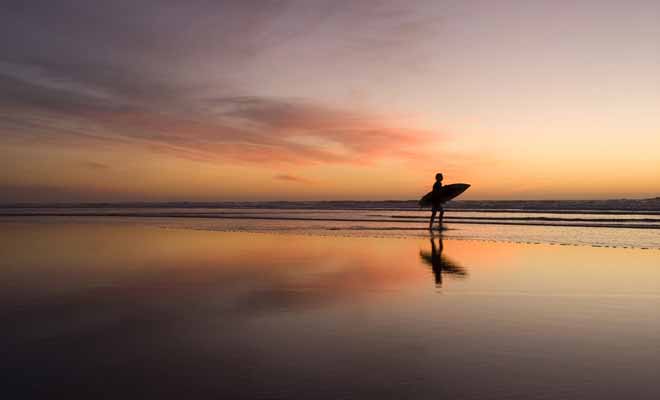 Quitte à voyager à l'autre bout du monde, autant en profiter pour pratiquer des sports que l'on n'a pas l'habitude de pratiquer le reste de l'année. Le surf fait partit de ces disciplines qu'il faut essayer au moins une fois dans sa vie.