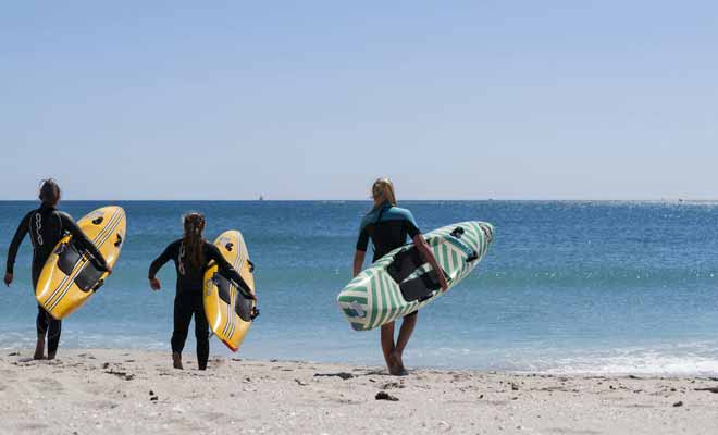 Les moniteurs de surf prétendent que trois heures suffisent pour tenir debout sur une planche, mais il ne vous disent pas combien de temps... Il faudra plusieurs leçons pour commencer à se débrouiller par soi-même.