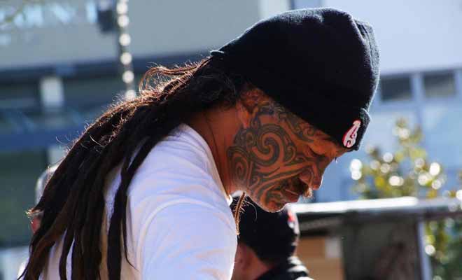 Le moko est un tatouage facial rituel qui se réalisait autrefois à l'aide d'un os. L'incision permettait de faire pénétrer l'encre sous la peau et donnait un tatouage en relief. Si les méthodes modernes ont été adoptées, le moko est réservé aux Maoris.