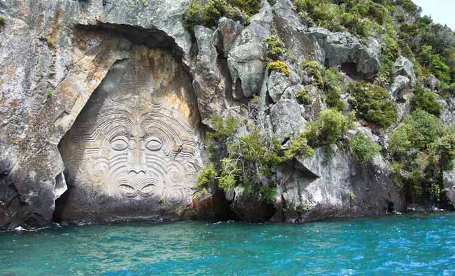 Le kayak permet d'accéder à des lieux habituellement difficiles d'accès comme des grottes marines ou des roches sculptées comme à Taupo.