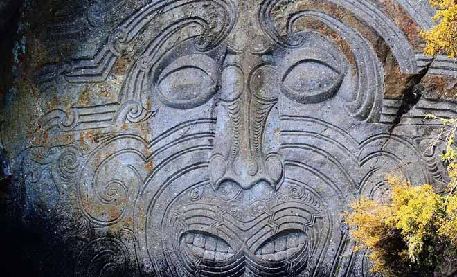 Cette sculpture maorie finement gravée dans la roche n'est accessible qu'en kayak sur le lac Taupo.