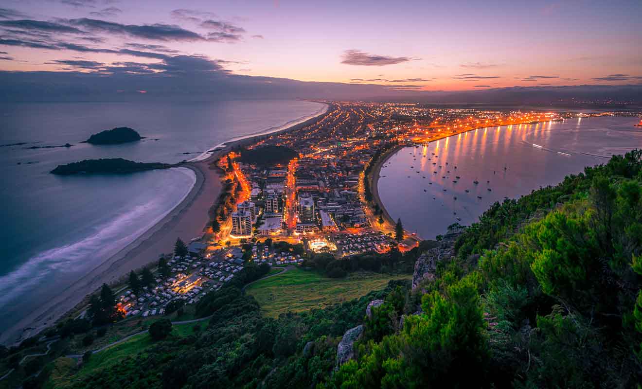 Le volcan de mount Maunganui surplombe la ville.