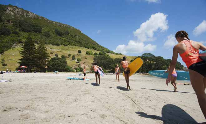 La plage de Mount Maunganui de Tauranga accueille régulièrement les championnats du monde de surf. C'est aussi une plage idéale pour prendre des leçons avec une école de surf certifiée.