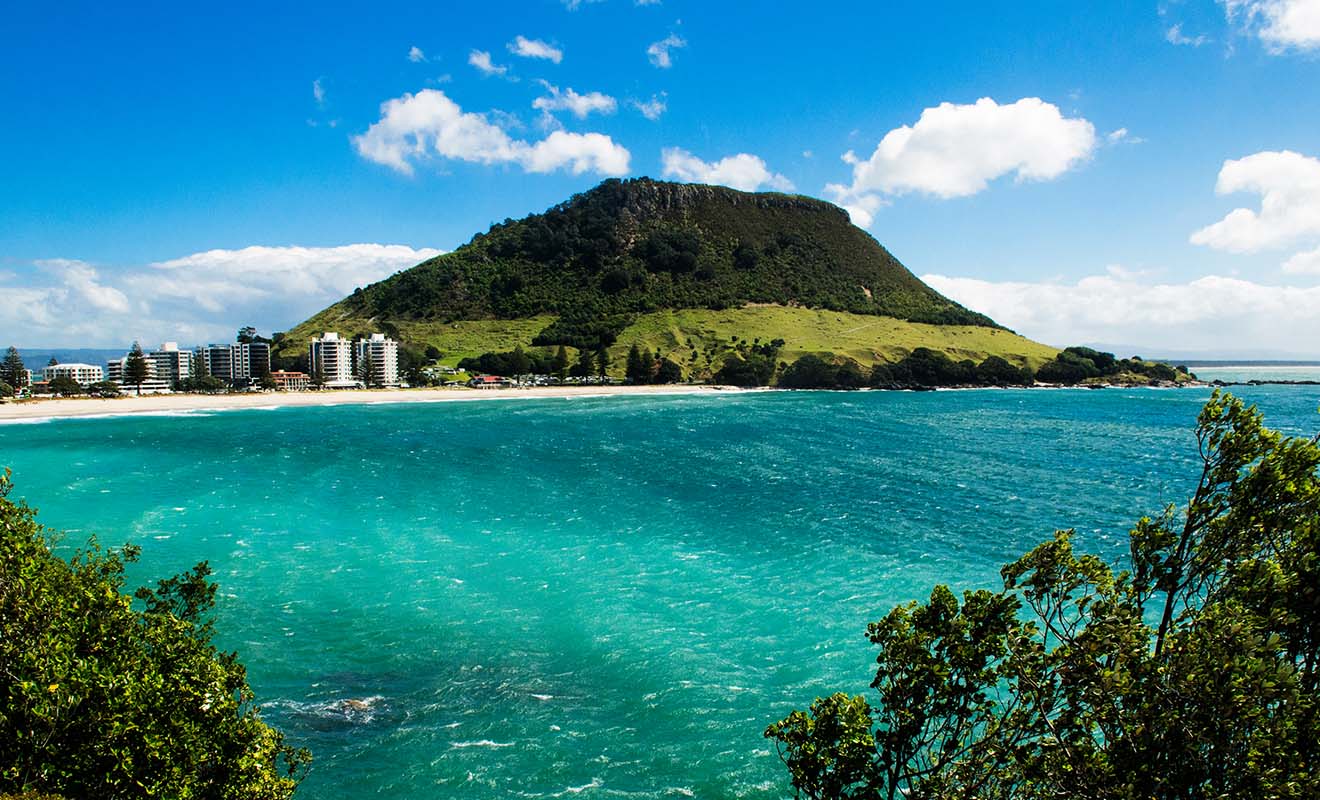 Tauranga a déjà accueilli les championnats du monde de Surf, même si ce n'est pas la meilleure plage du pays. Le cadre en revanche est splendide !