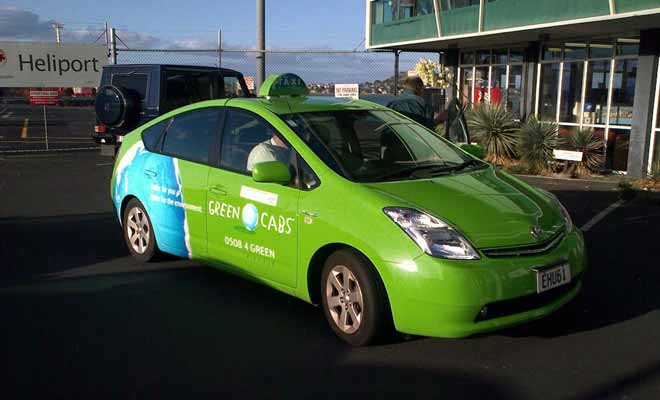 Pour rallier le dépôt de location de voiture ou de camping-car il faut souvent emprunter un taxi. Si les aéroports ne sont pas très éloignés des centres-villes, le trajet en taxi est un faux frais souvent négligé.