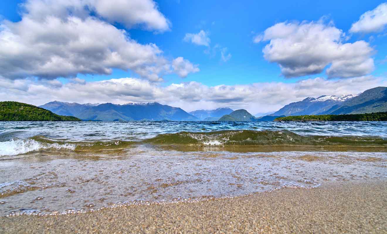 Le lac à lui seul ne justifie pas une visite de la région, et ce sont surtout les randonnées et les fjords qui attirent les voyageurs.