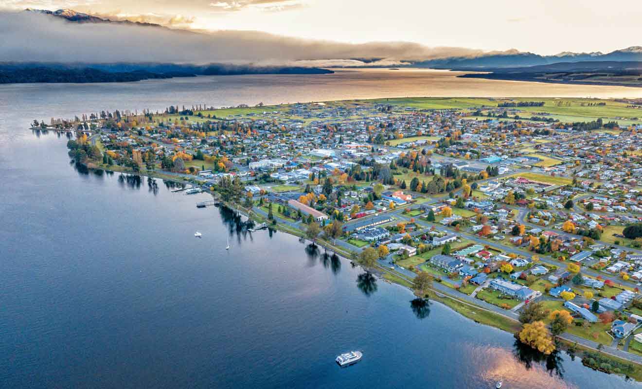 Le village compte moins de 3000 habitants, mais accueille des milliers de touristes qui viennent explorer le Fiordland.