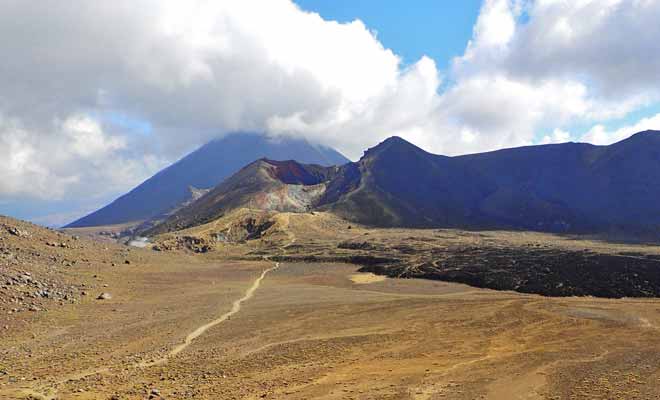 Le sentier de Te Araroa passe par les plus beaux paysages de Nouvelle-Zélande. Le célèbre Tongariro Crossing est au programme avec ses paysages volcaniques et ses lacs turquoise.