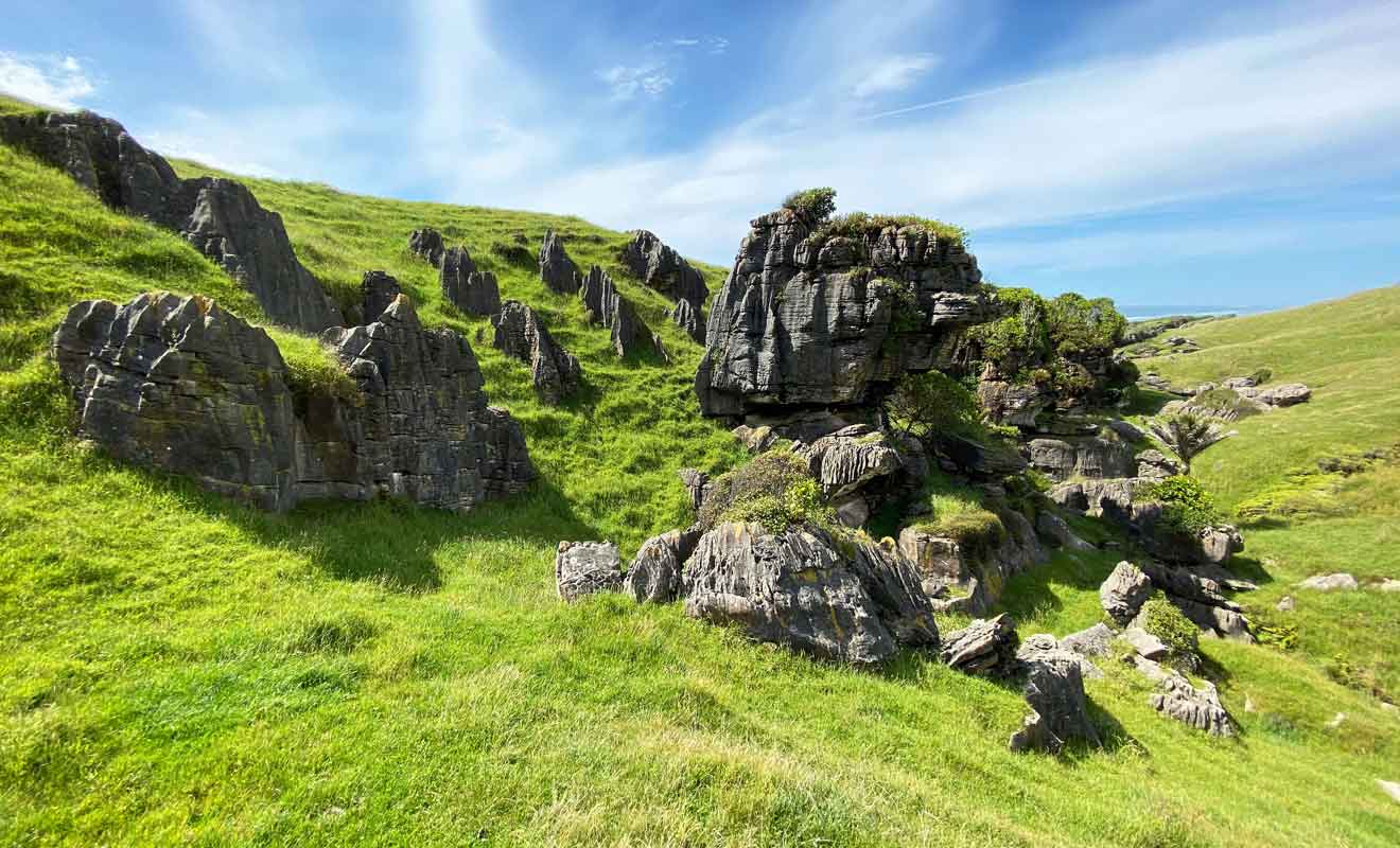 Les innombrables rochers qui parsèment les collines revêtent des formes toutes plus étranges les unes que les autres.