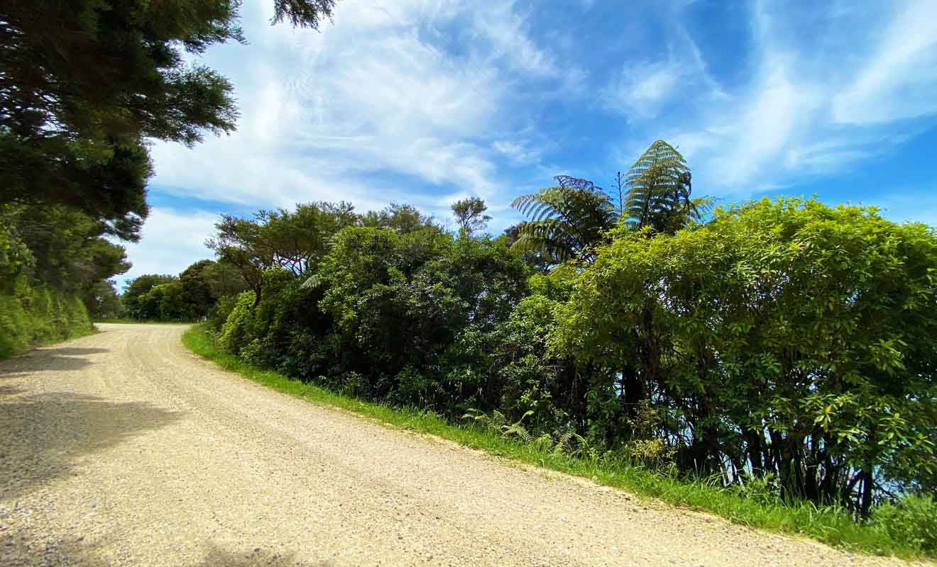 Te Hapu Coastal Cottage se trouve au sommet d'un plateau rocheux.