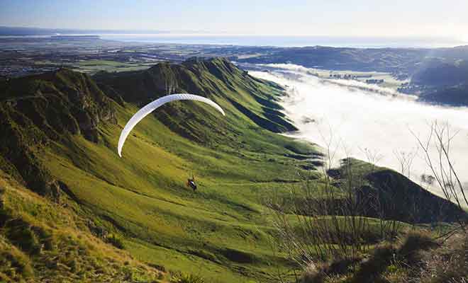 La plateforme d'envol destinée aux parapentes se trouve au sommet des falaises.