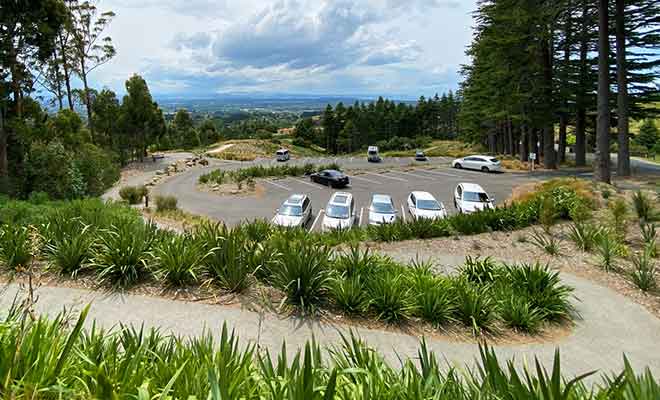La randonnée qui permet l'ascension de la colline commence au parking principal.