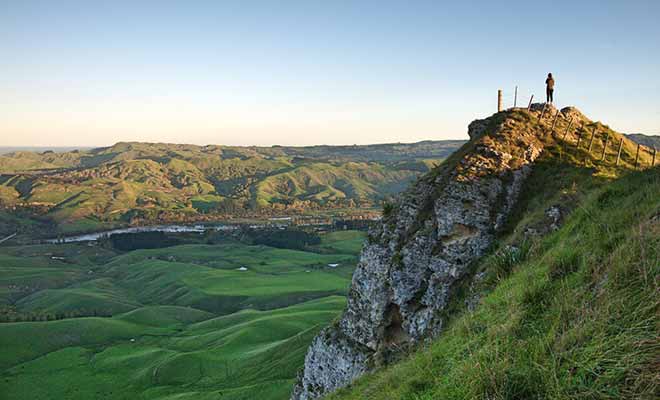 Pour ne pas finir comme Hinerakau dans la légende maorie, restez à bonne distance du bord de la falaise !
