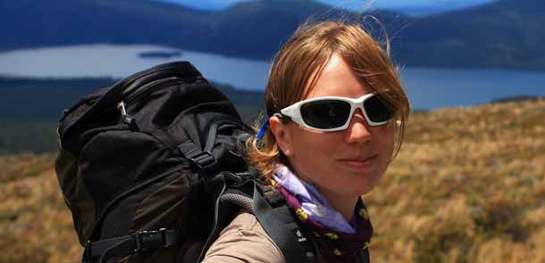 Aude réalise la randonnée du Tongariro Alpine Crossing.