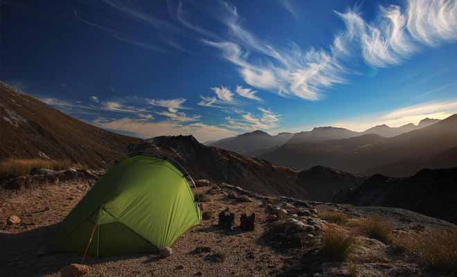 Le camping sauvage est légal, mais parfois réglementé dans les lieux touristiques. Il faut impérativement se renseigner avant de camper.