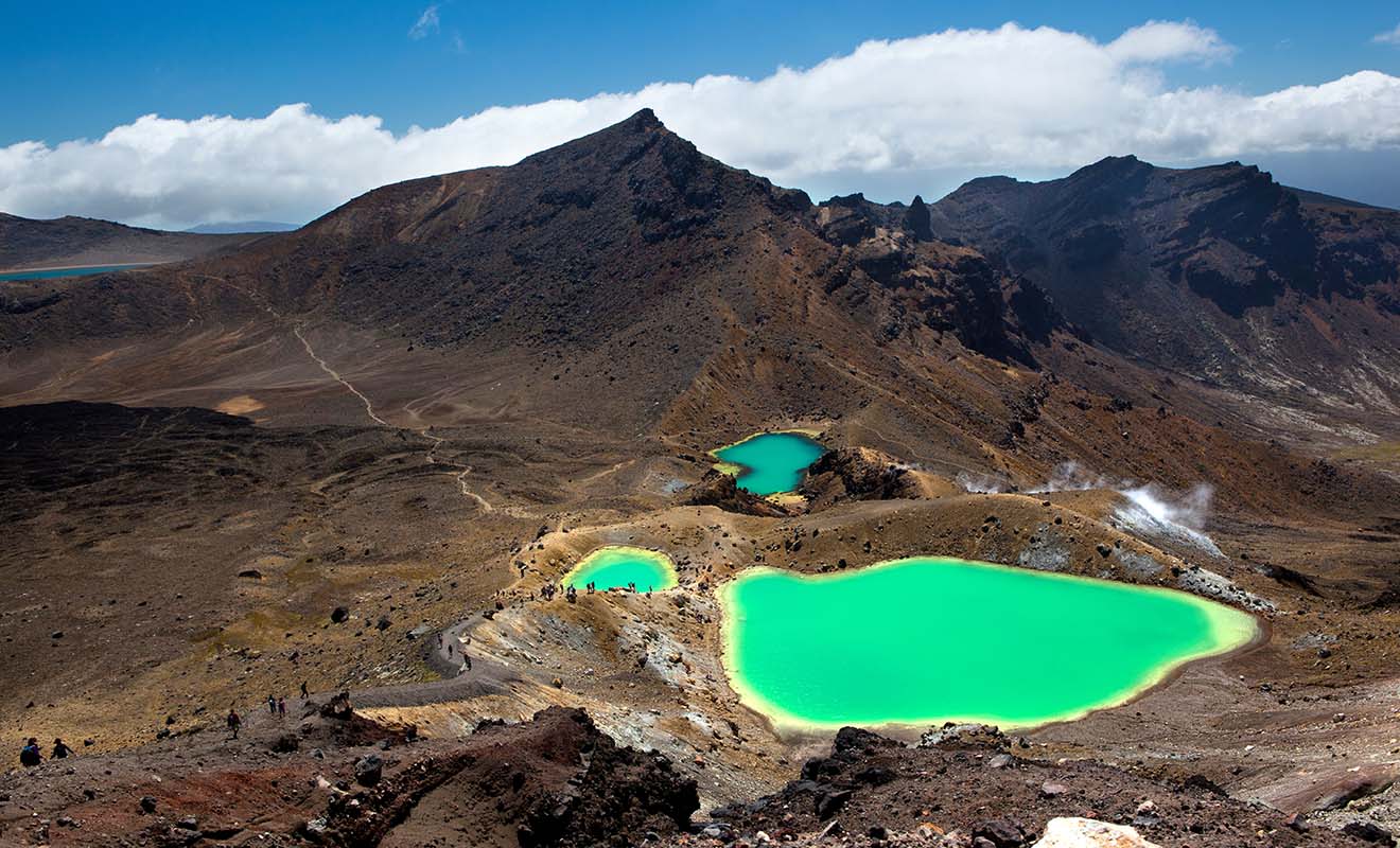 Le Tongariro Alpine Crossing est la randonnée sur une journée la plus populaire de Nouvelle-Zélande.
Les lacs turquoise dans le cratère central constituent le grand moment de la journée.