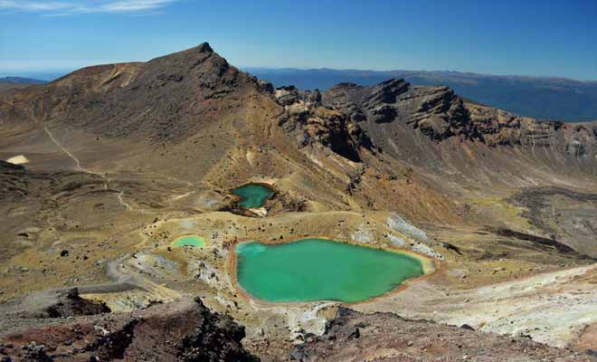 Les lacs se sont formés à la suite à des éruptions volcaniques. Recouverts de glace en hiver, ils se révèlent au début du printemps.
